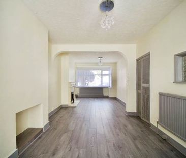 3 Bed Detached House, Ilford, E12 - Photo 1