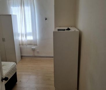 1 bedroom in a flat share to rent - Photo 5