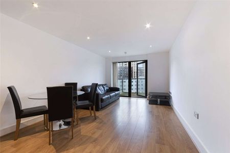 Luxury two double bedroom apartment, spacious lounge, modern kitchen, two bathrooms, Balcony, Canning Town Station (0.2 mi), close to all amenities. 24 hour concierge and lift access. - Photo 2