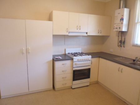 Two bedroom unit with single garage - Photo 3