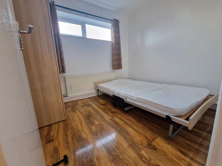 4 bedroom detached bungalow to rent - Photo 3