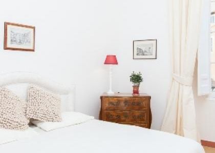 Center-Historic Jewish Quarter: Elegant apartment situated in beautiful Palazzo Nobiliare. Entrance, spacious living with original wood frescoed ceilings, large modern dining and kitchen, 4 bedrooms, 4 Baths, small terrace. #1527