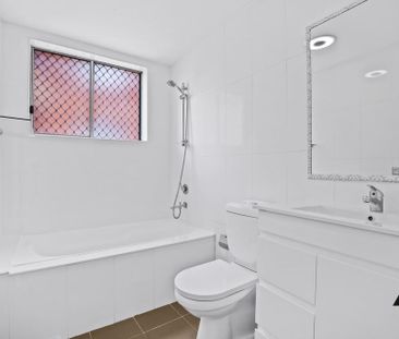 Stylish Ground Floor 2-Bedroom Apartment in Prime Wiley Park Location - Photo 4