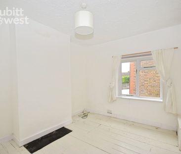2 bedroom end of terrace house to rent - Photo 3