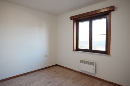 Vernieuwde rijwoning met tuin en grote garage - Photo 3