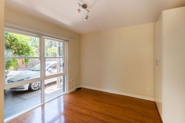 Large North Facing Courtyard. - Photo 1
