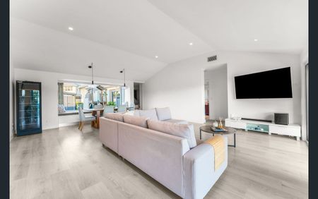 8 Glenbrook Avenue, Benowa Waters QLD 4217 - House For Rent | Domain - Photo 3