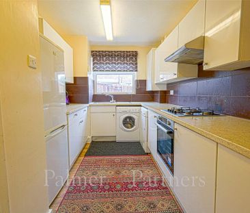 4 bedroom semi-detached house to rent - Photo 6