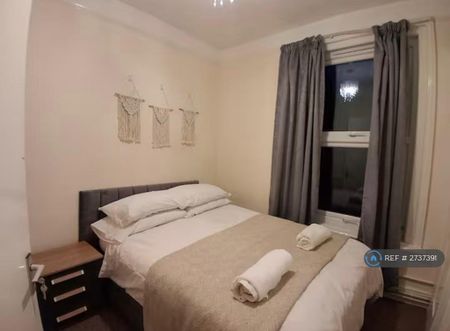 1 bedroom in a flat share to rent - Photo 2