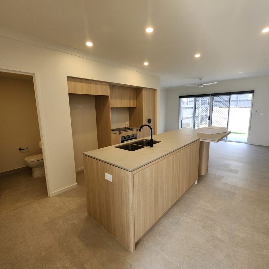 Modern 3-Bed Townhome with Pool Access in Prestigious Munro by Azure Estate - Photo 1