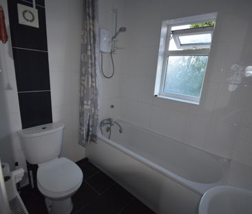 4 Bed Semi-Detached House, Honeysuckle Road, SO16 - Photo 2