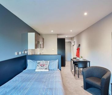 1 bedroom in a flat share to rent - Photo 3