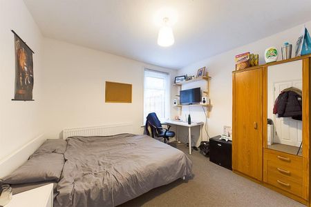 4 bedroom House To Let - Photo 2