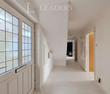 4 bedroom detached house to rent - Photo 2