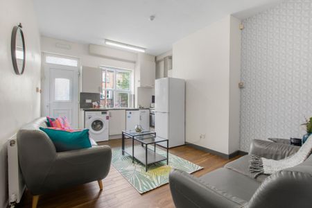 15 HYDE PARK TERRACE Leeds - LS6 1BJ - Photo 5