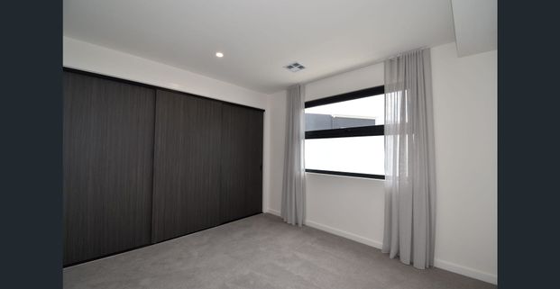 Luxury Townhouse – a Perfect Blend of Style and Space - Photo 1