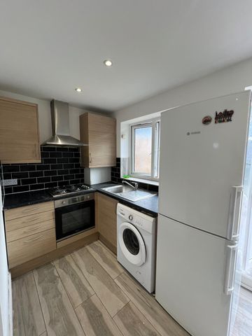 Two bedroom ground floor flat close to chadwel heath- 1800 pcm - Photo 3