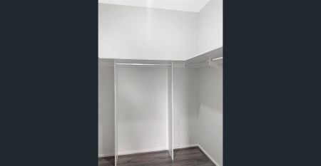 Contemporary Family Living in Greenvale! - Photo 2