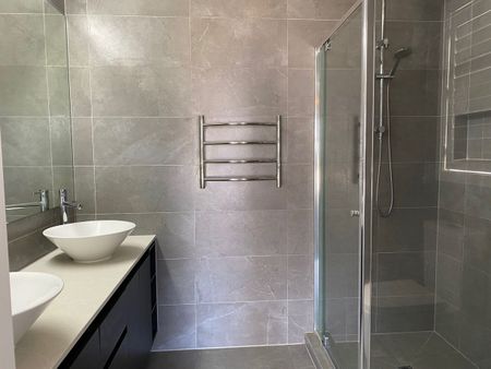 Stunning Family Home in Manzeene Estate - Photo 2