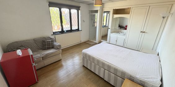 Room 1, 158a, New Hall Lane, Preston - Photo 3