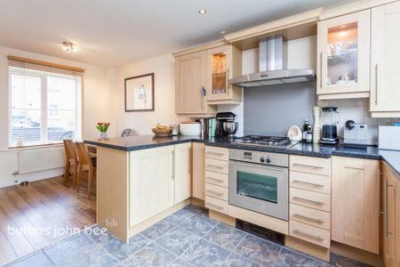 4 bedroom semi-detached house to rent - Photo 3