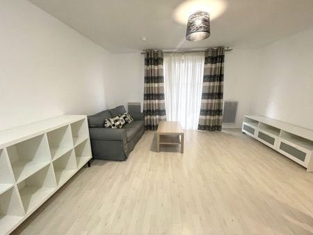 A LOUER - APPARTEMENT MEUBLÉ + BALCON + 2 PARKING - Photo 4