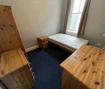 4 bedroom flat to rent - Photo 2