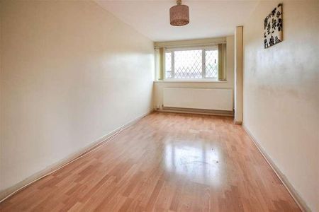 Farnham Gardens, Raynes, SW20 - Photo 2