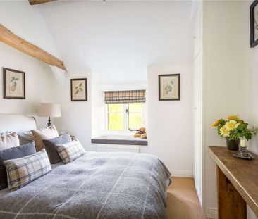 A charming cottage situated in the heart of this very popular Cotswold village. - Photo 1