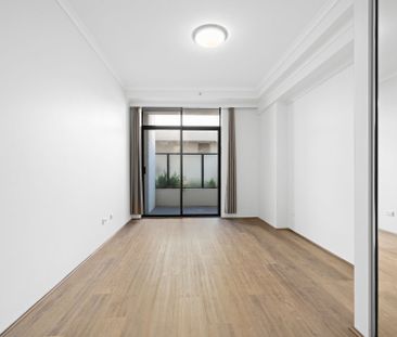 Huge Renovated 2 Double Bedroom Apartment with 2 Terraces and Parking - Photo 1