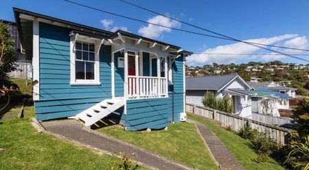 Charming Three-Bedroom Home - Photo 5