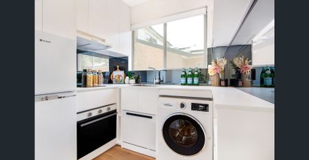Impeccably Renovated Cosy 2 Bedder - Photo 3
