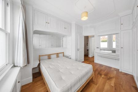 2 bedroom flat in London - Photo 3