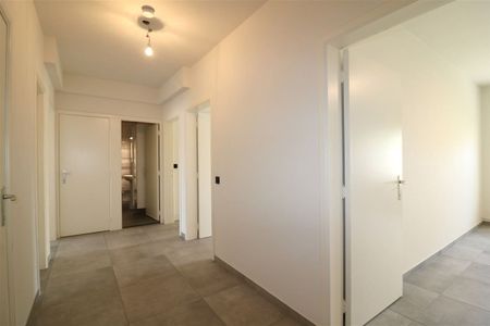 Volledig vernieuwd gelijkvloers app. met 2 slpk. en afgesloten garage - Photo 3