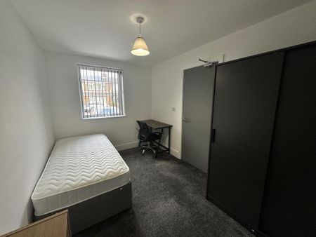 4 bedroom semi-detached house to rent - Photo 5