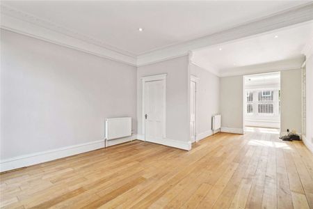 A beautifully presented five bedroom family home situated on a highly sought after Knightsbridge garden square. - Photo 5