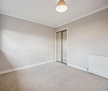 3 bedroom semi-detached villa to rent - Photo 5