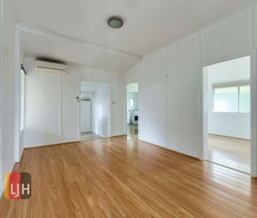 4 BEDROOM HOME IN MITCHELTON WITH AIR CONDITIONING - Photo 1