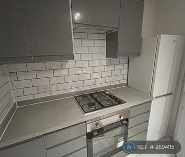 1 bedroom in a flat share to rent - Photo 3