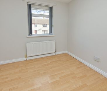 Terraced House to rent on - Photo 6