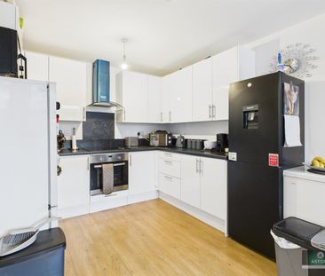 London Road, Lowfield Heath - Photo 6