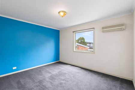 Large 2-Storey Murrumbeena Townhouse! - Photo 4