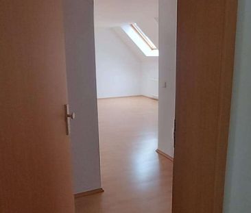 Hell und gemütlich – 2-Raum Dachgeschoss-Wohnung mit Balkon ab 01.0... - Photo 1