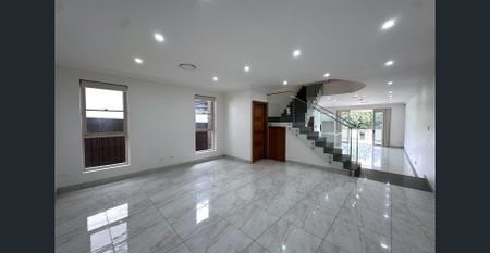 STYLISH AND SPACIOUS FIVE BEDROOM DUPLEX - Photo 2