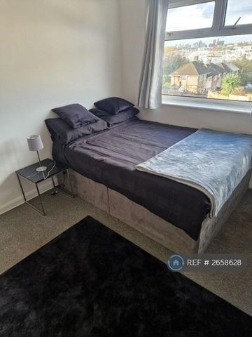 1 bedroom in a flat share to rent - Photo 4