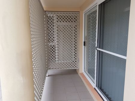 Ground Floor unit with air-con in great position! - Photo 5