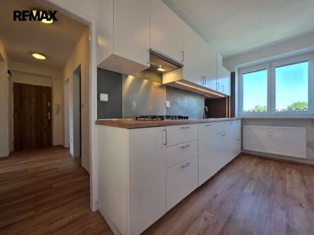 Pronájem 2+1 v cihlovém bytovém domě na Staškové v Mohelnici a zděné garáže nedaleko bytu - Fotografie 5