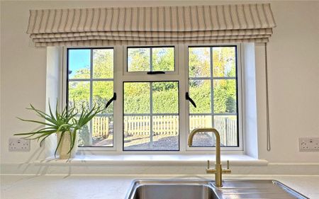 2 bedroom semi-detached house to rent - Photo 4