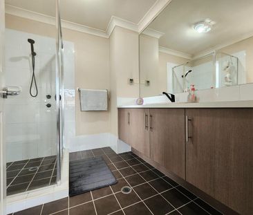 Family-Friendly Modern Townhouse in the Heart of Blacktown! - Photo 6