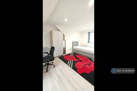 1 bedroom in a house share to rent - Photo 2